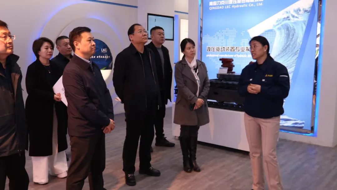 區(qū)委統(tǒng)戰(zhàn)部副部長(zhǎng)郭可超一行蒞臨力克川液壓參觀指導(dǎo)1.jpg